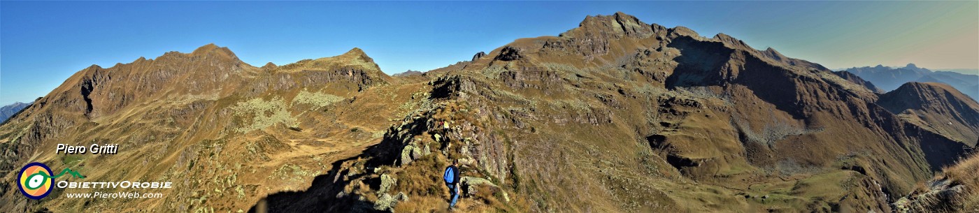 31 Dal Monte della galline vista panoramica sulla Valle di Mezzeno a sx e Valle della Corte-Valcanale a dx.jpg